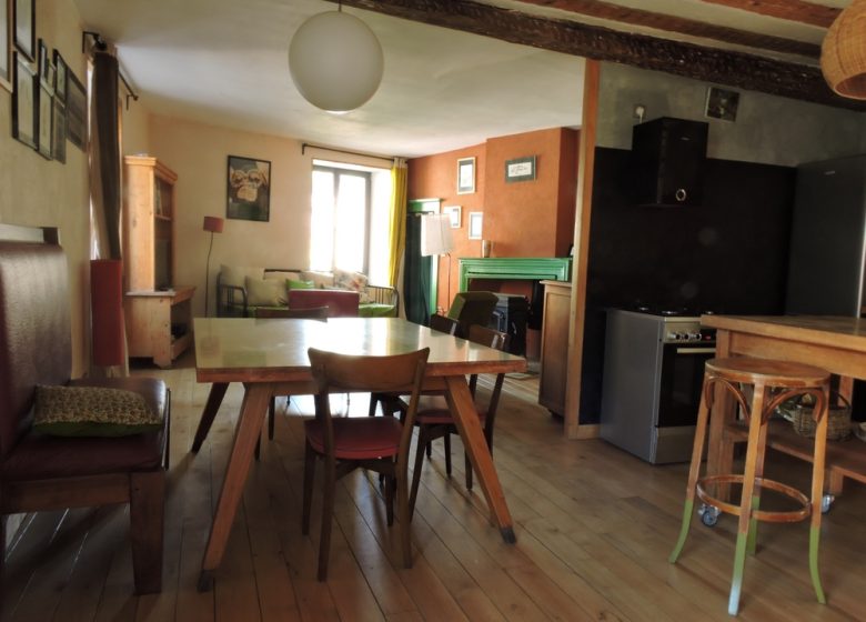 La Maison Près de la Rivière