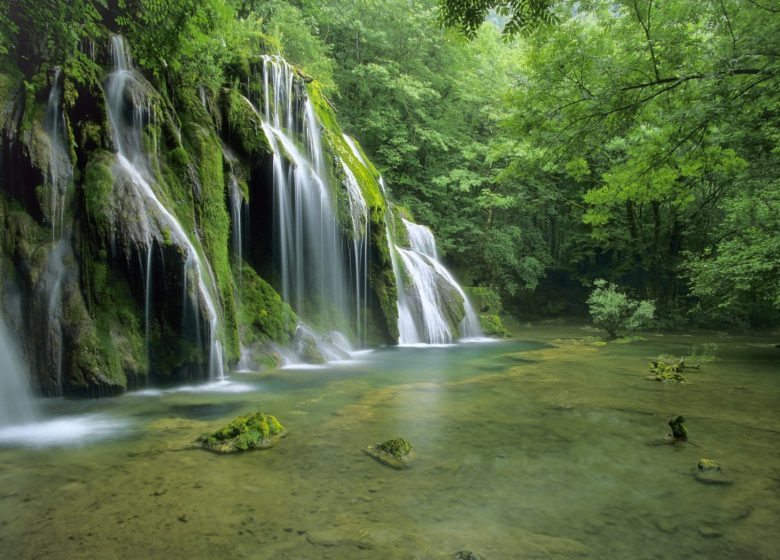 Reculée des Planches et cascade des Tufs